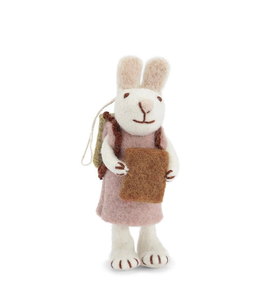 Weißer Hase mit Buch und Schultasche