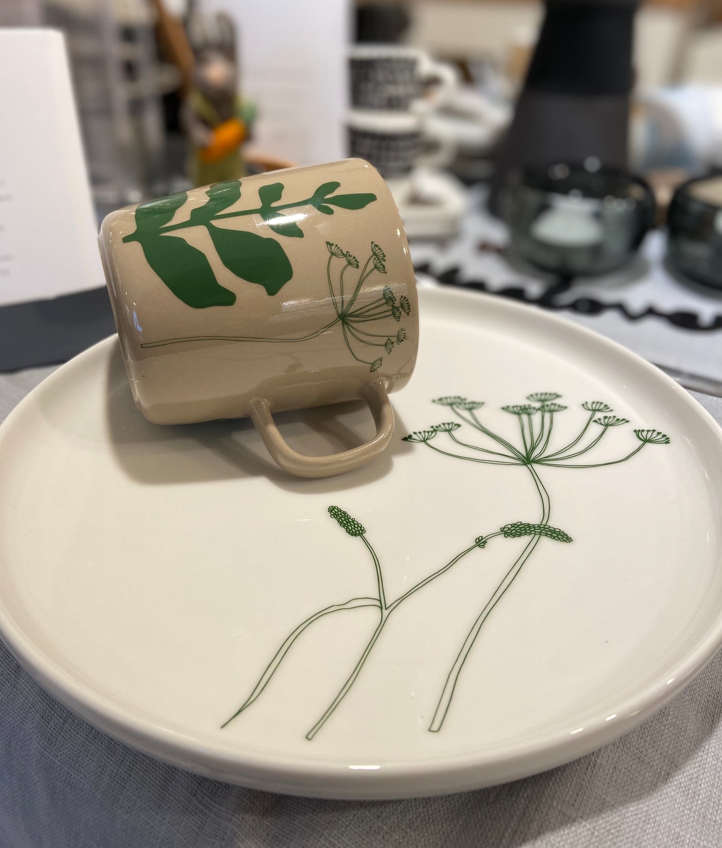 Elokuun Varjot Muki 4dl