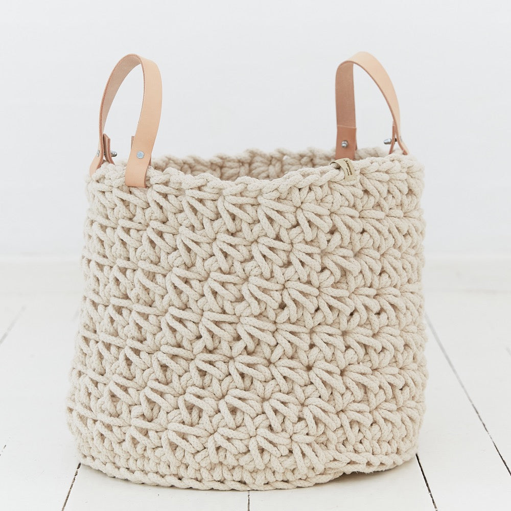 Korb mit Lederhenkeln Crochetmuster 40x40x40cm ecru