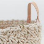 Korb mit Lederhenkeln Crochetmuster 40x40x40cm ecru