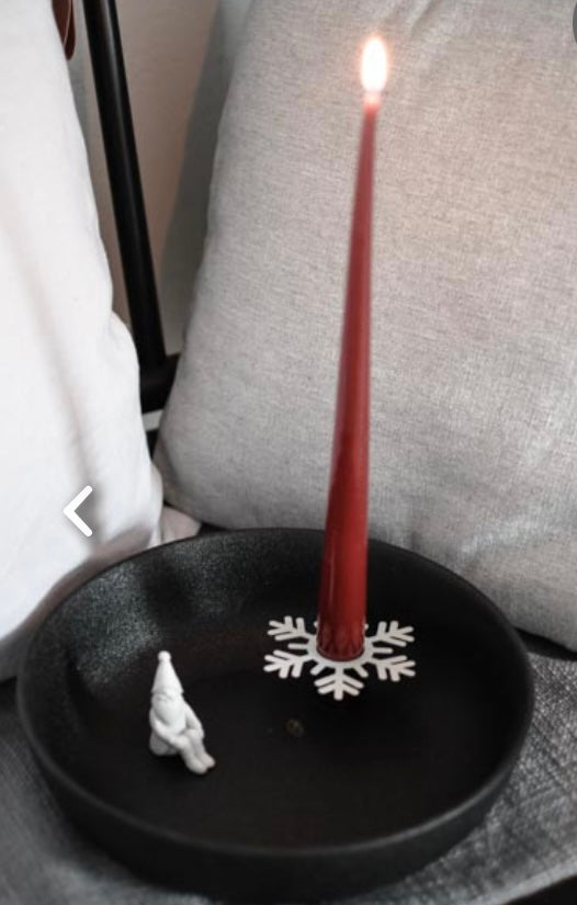 Nisse weiß, sitzend