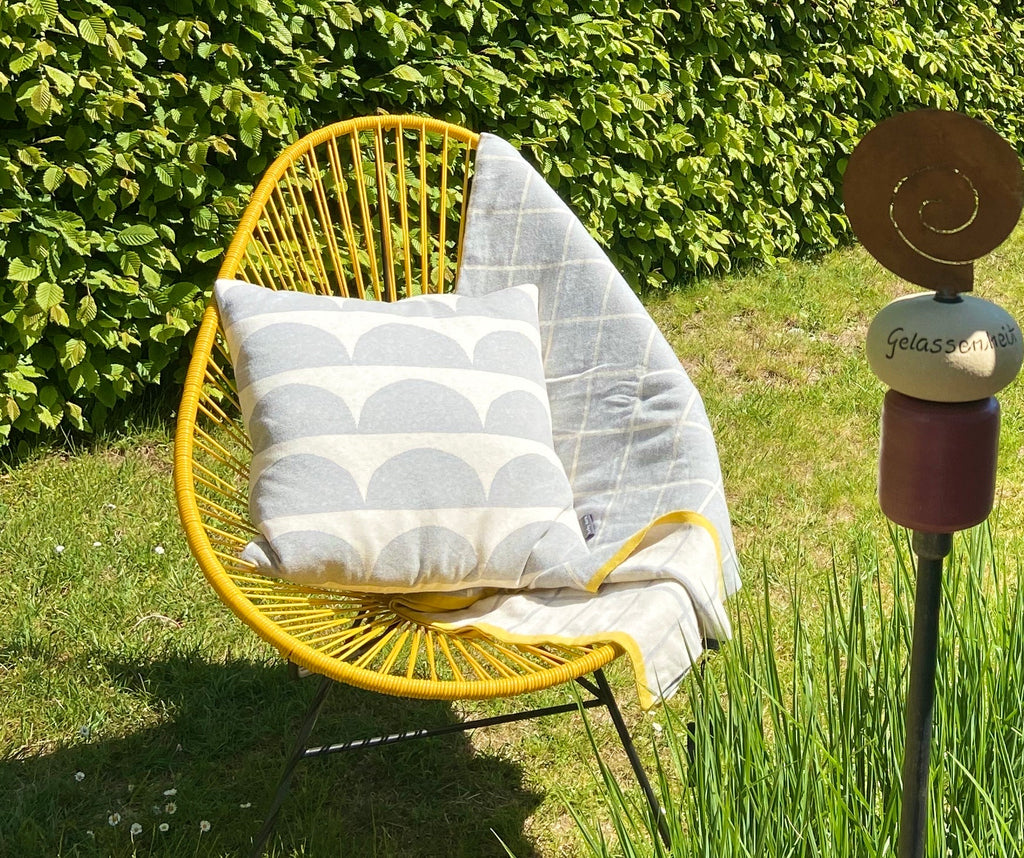 Kamelia Kissen 50x50cm ,inklusive hochwertiger Daunenfüllung