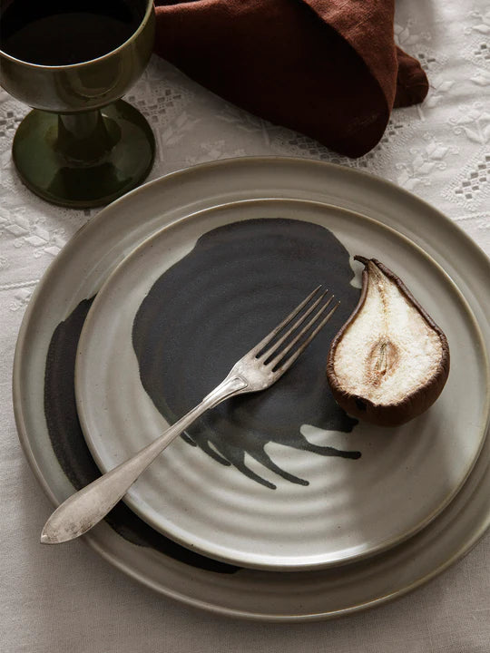 Omhu Plate Small Off White/Charcoal