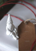 Nisse weiß, sitzend