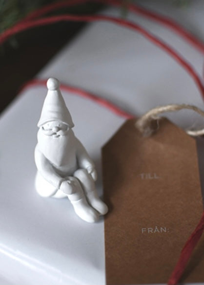 Nisse weiß, sitzend